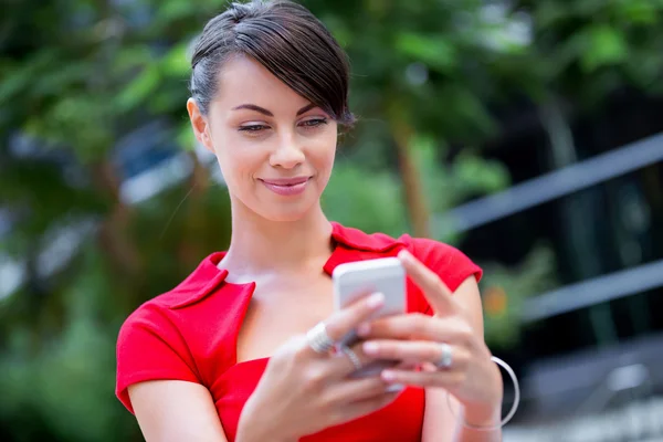 Porträtt av affärskvinna med mobiltelefon — Stockfoto