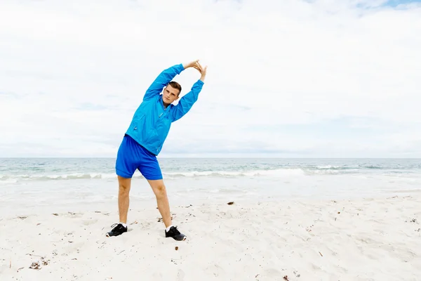 Man opleiding op strand buiten — Stockfoto