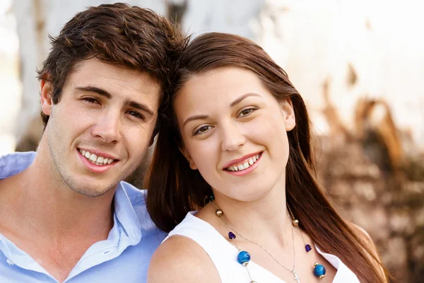 Jovem casal no parque — Fotografia de Stock