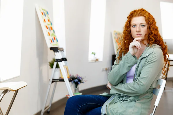 Jonge vrouwelijke kunstenaar met haar foto — Stockfoto