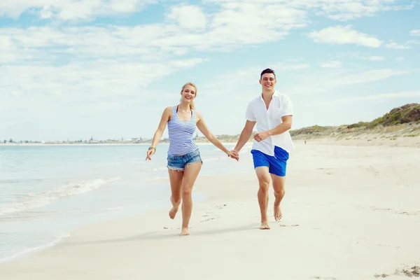 Romantiska ungt par på stranden — Stockfoto