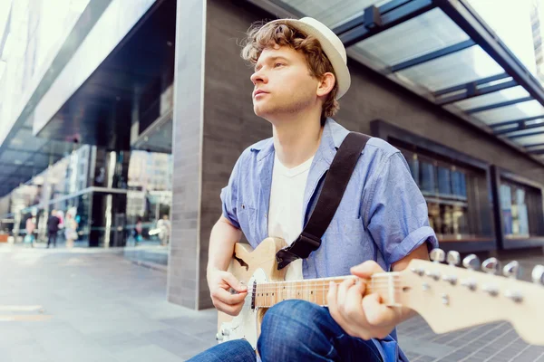 Young musician with guitar in city — Stock Photo, Image