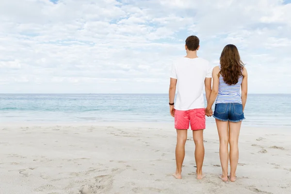 Jeune couple amoureux sur la plage — Photo