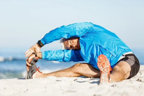 Mannen på stranden utanför — Stockfoto