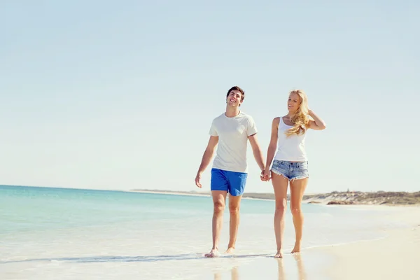 Romântico jovem casal na praia — Fotografia de Stock