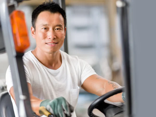 Asian worker in production plant on the factory floor — Stock Photo, Image