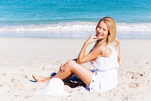 Junge Frau entspannt am Strand — Stockfoto