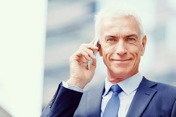 Porträt eines selbstbewussten Geschäftsmannes — Stockfoto