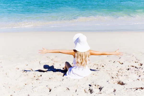 Junge Frau entspannt am Strand — Stockfoto