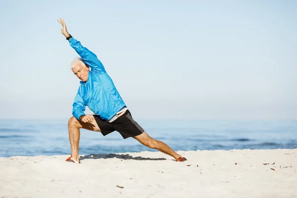 Homme de formation sur la plage à l'extérieur — Photo