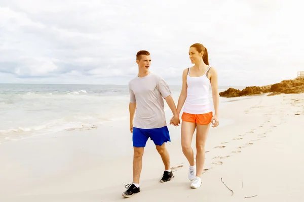 Biegaczy. Młoda para na plaży — Zdjęcie stockowe