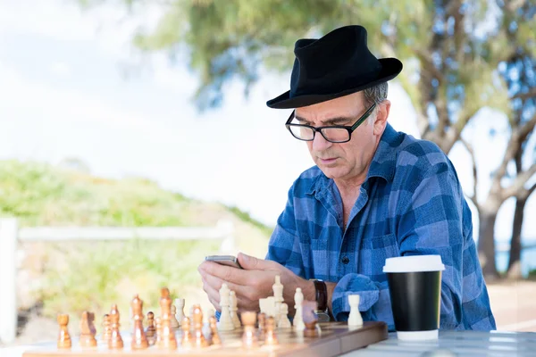 Oude man met zijn mobiele — Stockfoto