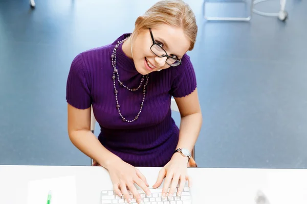 Geschäftsfrau im Büro mit Handy — Stockfoto