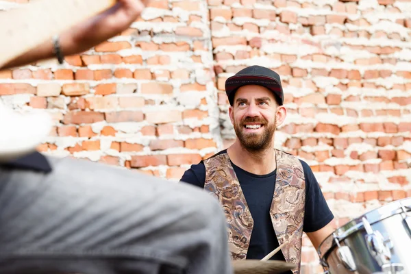 Playing music in the street — Stock Photo, Image