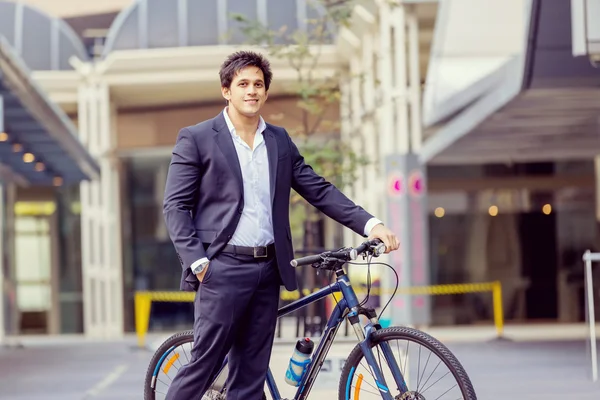 Succesvolle zakenman met fiets Rechtenvrije Stockfoto's