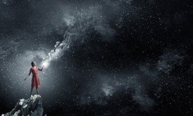 Kız holding açık kitap