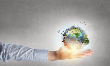 Yeşil dünya gezegenin içinde palmiye