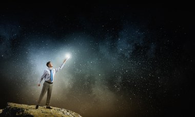 Eğitim karanlığın içinde parlak ışık