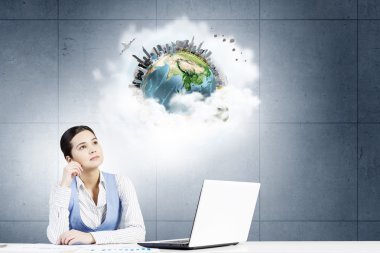 İş yerinde dalgın kadın