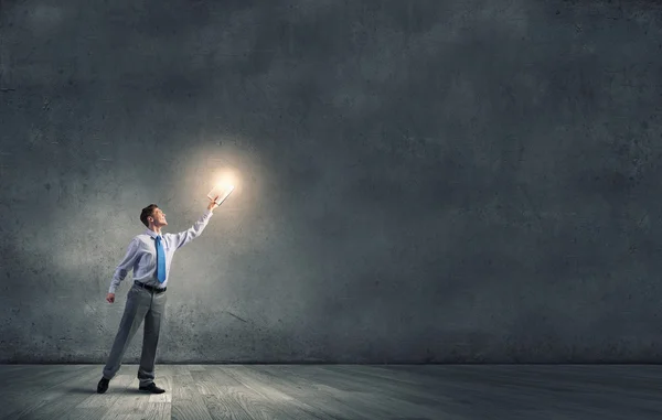 Luz brillante de la educación en la oscuridad — Foto de Stock