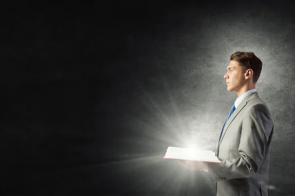 Uomo d'affari con libro aperto — Foto Stock