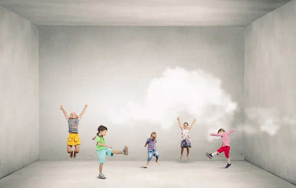 Playful children catch balloons — Stock Photo, Image