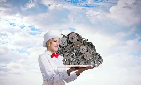 Bella donna con libro aperto — Foto Stock