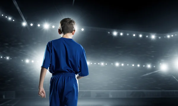 Kid jogar futebol no estádio — Fotografia de Stock