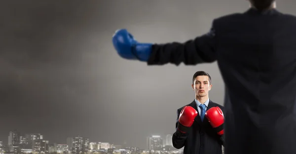 Combattant homme d'affaires en gants de boxe — Photo