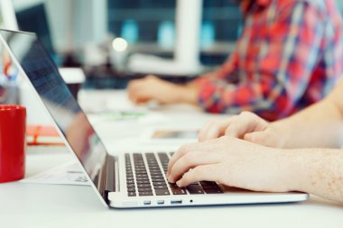 Klavyeye yazı yazan eller