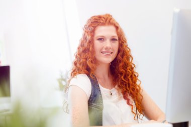 Yaratıcı iş kadını ofiste