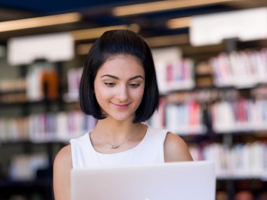 Mutlu kız öğrenci Kütüphanesi'nde