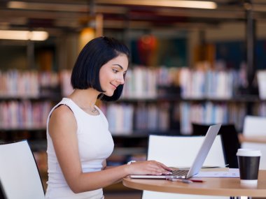 Mutlu kız öğrenci Kütüphanesi'nde