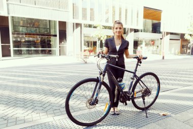 Genç kadın üzerinde bisiklet commuting