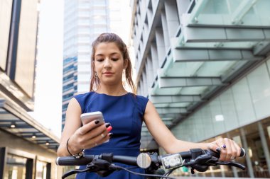 Genç kadın üzerinde bisiklet commuting