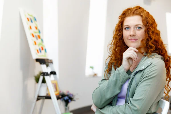 Mujer joven caucásica en la galería de arte frente a las pinturas —  Fotos de Stock