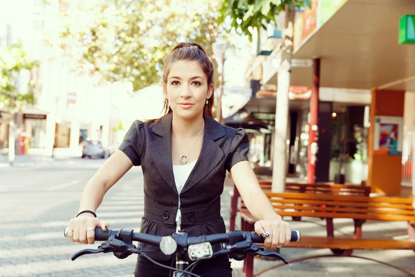 Junge Frau pendelt mit dem Fahrrad — Stockfoto