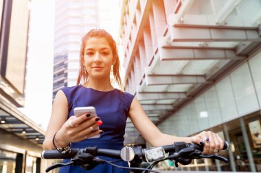 Genç kadın üzerinde bisiklet commuting