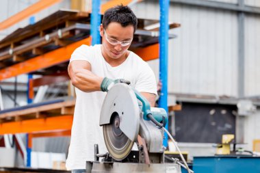 Asya işçi fabrikada üretim tesisi