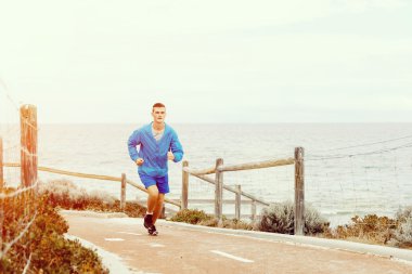 sağlıklı çalışan adam