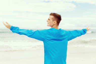 Silah spor giyim ile genç adam uzanmış