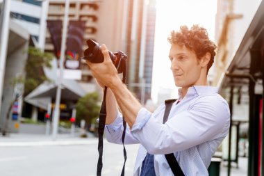 Erkek fotoğrafçı alarak resim