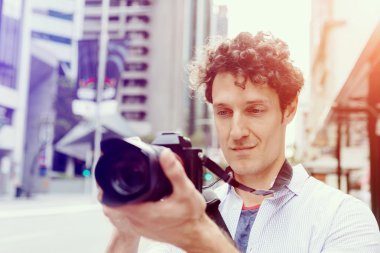 Erkek fotoğrafçı alarak resim