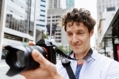 Erkek fotoğrafçı alarak resim