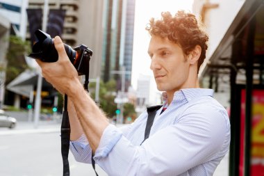 Erkek fotoğrafçı alarak resim