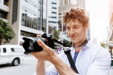 Erkek fotoğrafçı alarak resim