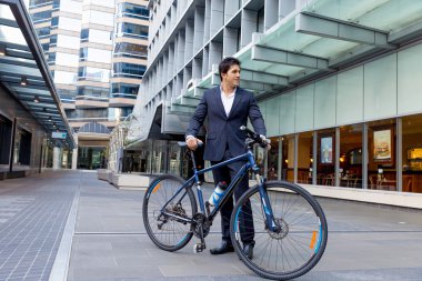 Başarılı bir iş adamı binicilik bisiklet