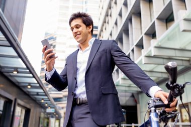 Başarılı bir iş adamı binicilik bisiklet