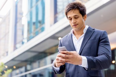 Cep telefonu açık havada ile kendine güvenen işadamı portresi