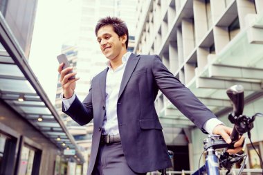 Başarılı bir iş adamı binicilik bisiklet